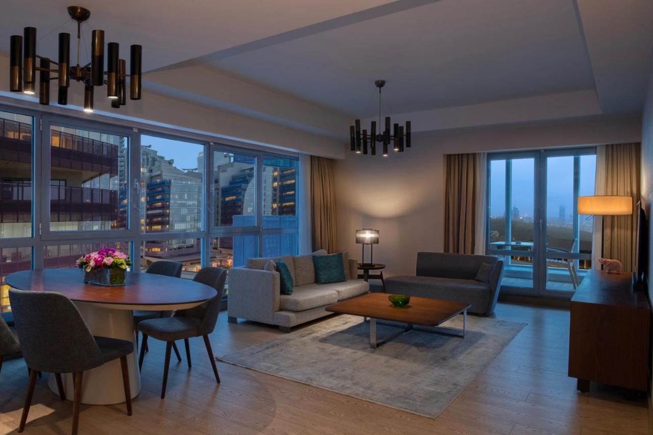 een woonkamer met een tafel en een bank bij Somerset Maslak Istanbul in Istanbul