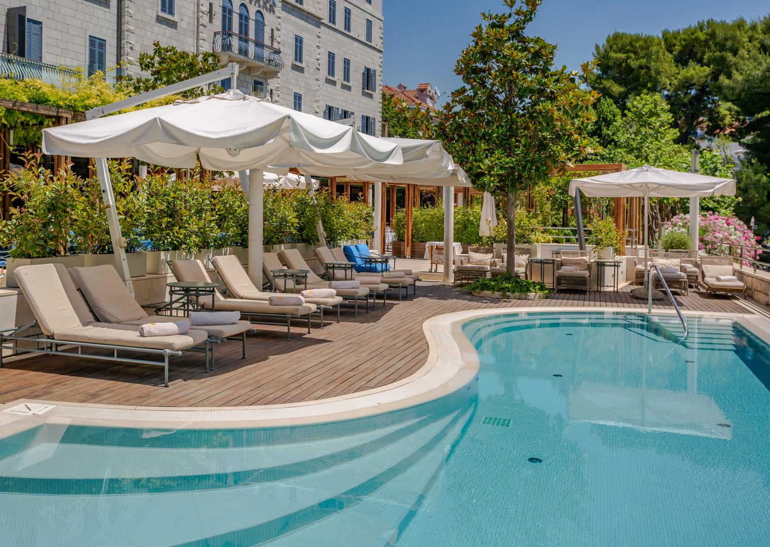 Buitenzwembad met ligbedden — Hotel Park