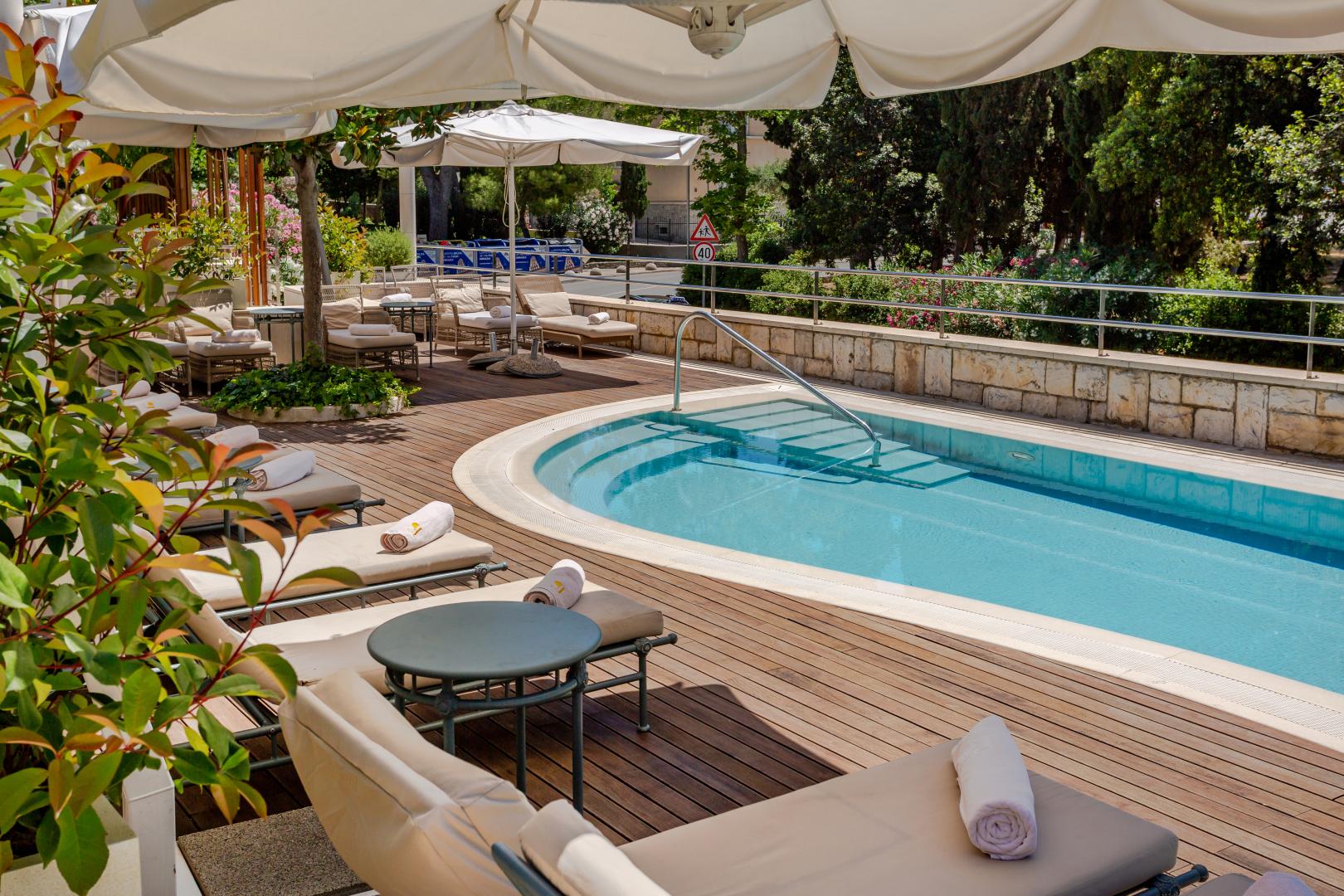Buitenzwembad met ligbedden — Hotel Park