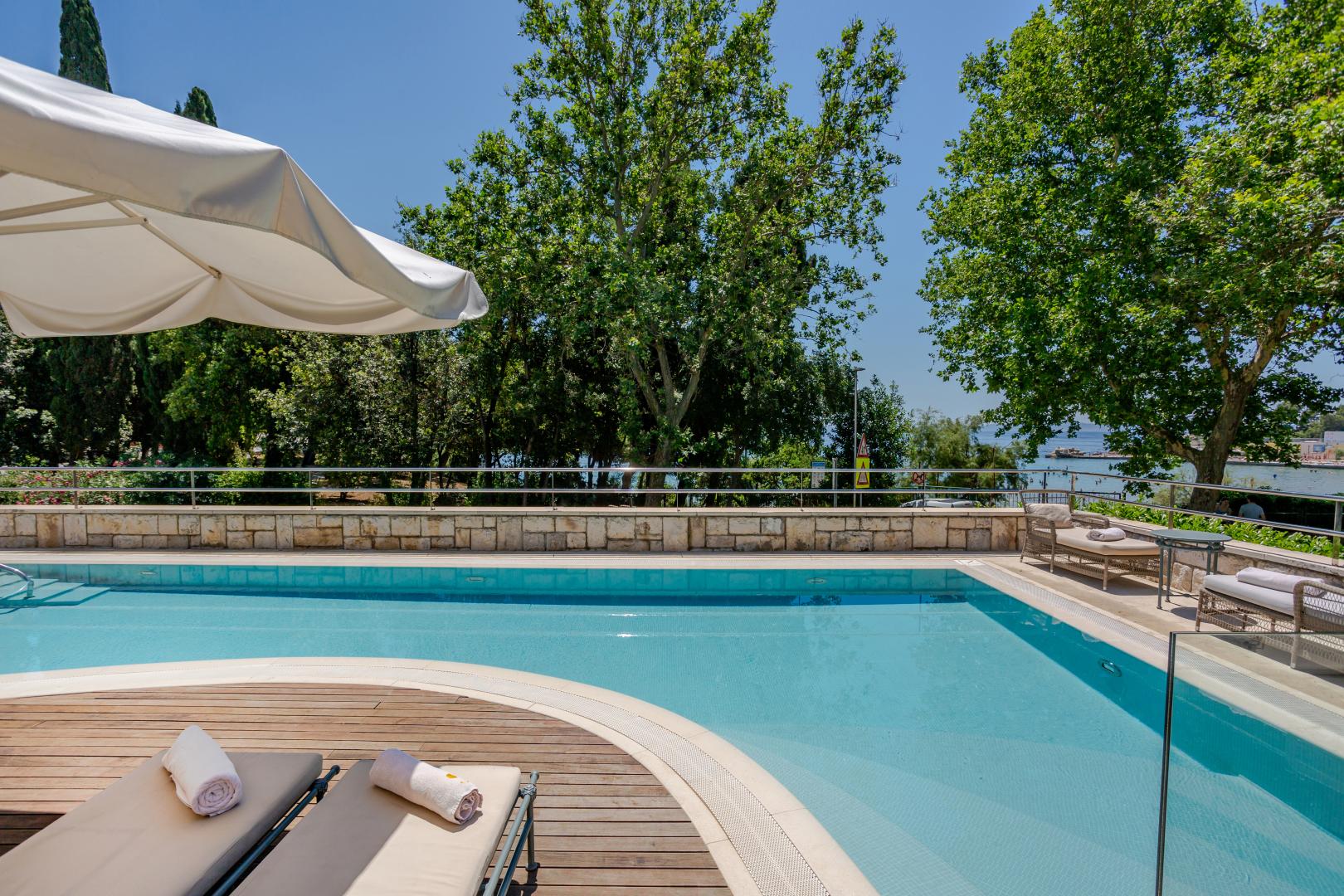 Buitenzwembad met ligbedden — Hotel Park