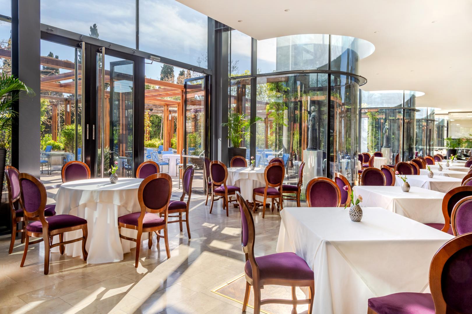 Restaurant met gedekte tafels — Hotel Park
