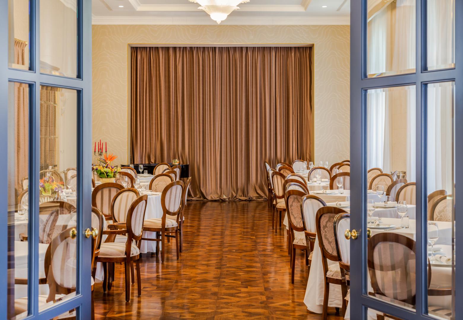 Restaurant met gedekte tafels — Hotel Park