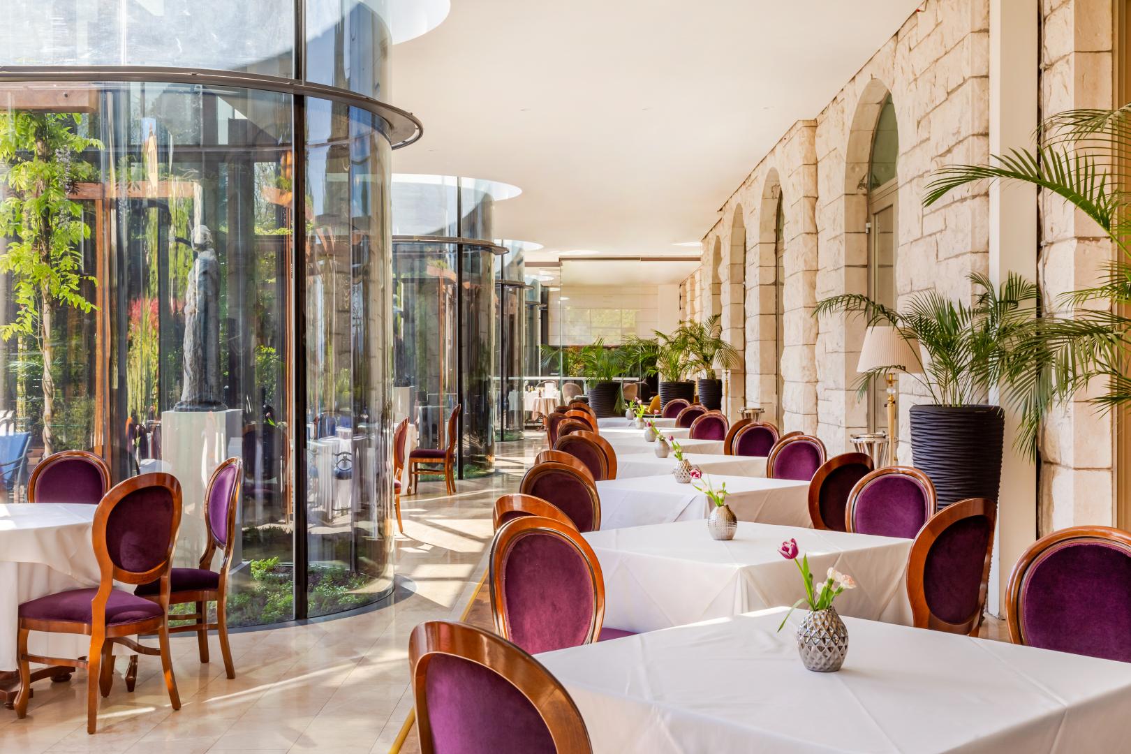 Restaurant met gedekte tafels — Hotel Park