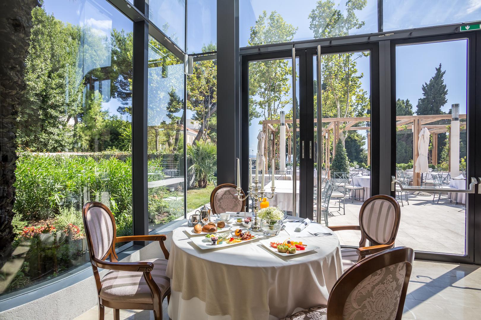 Restaurant met gedekte tafels — Hotel Park