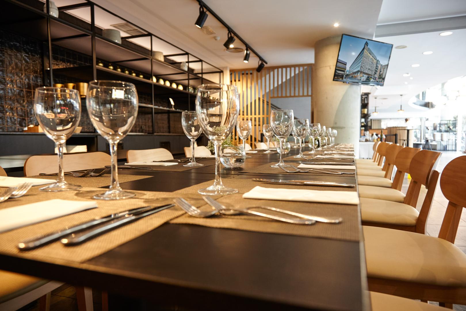 Restaurant met gedekte tafels — Eurostars Málaga