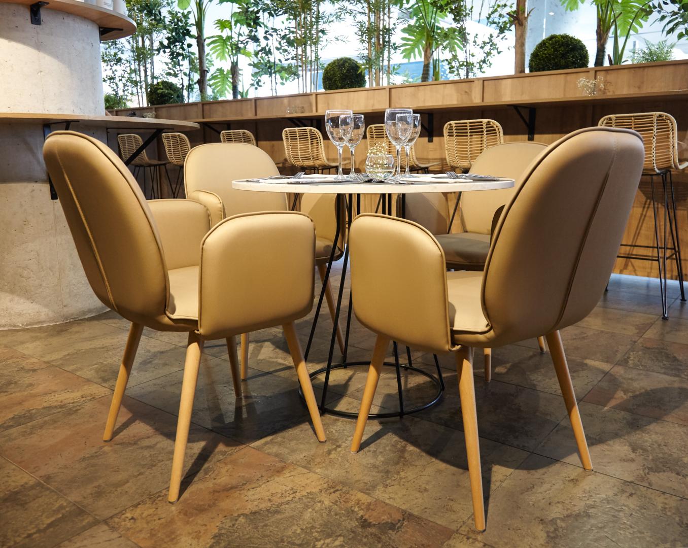 Restaurant met gedekte tafels — Eurostars Málaga