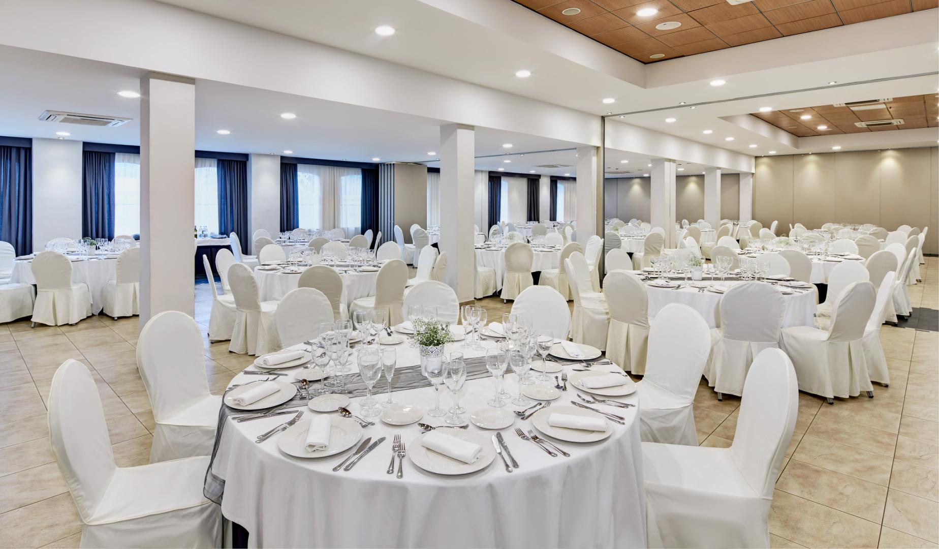 Restaurant met gedekte tafels — Eurostars Málaga
