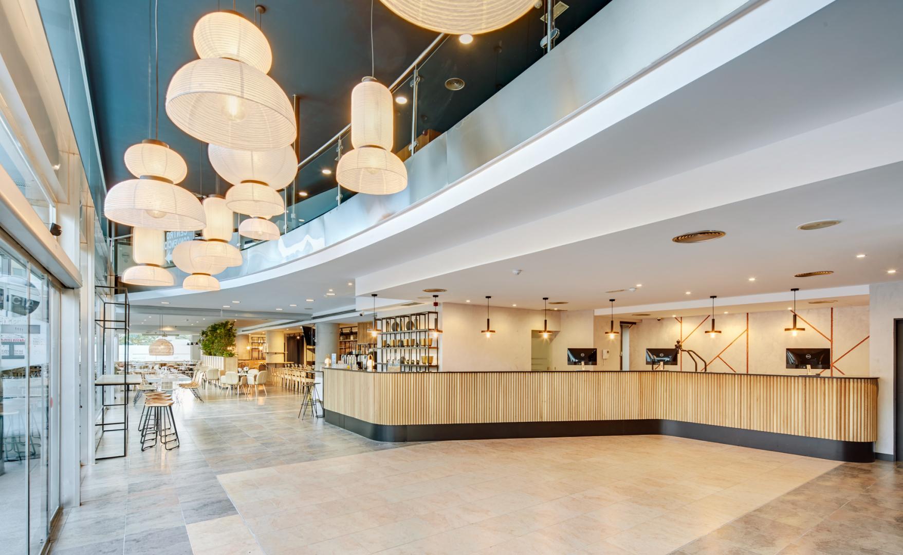Restaurant met gedekte tafels — Eurostars Málaga