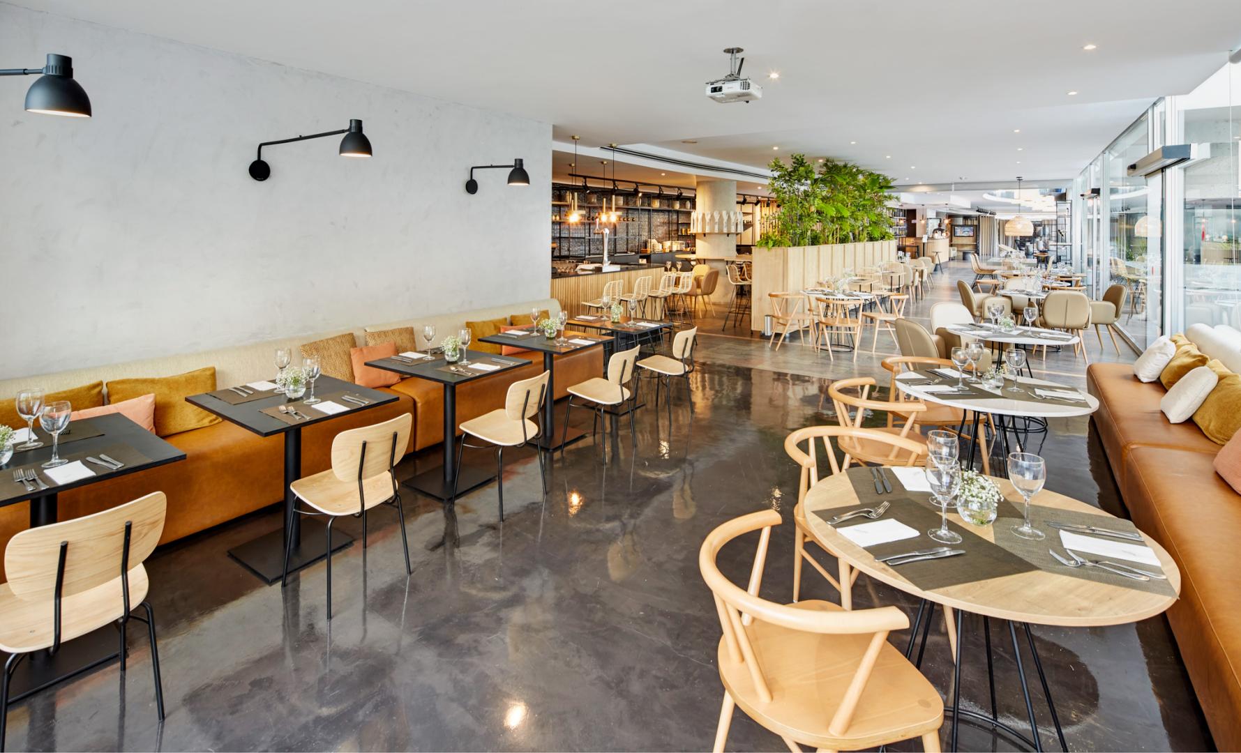 Restaurant met gedekte tafels — Eurostars Málaga