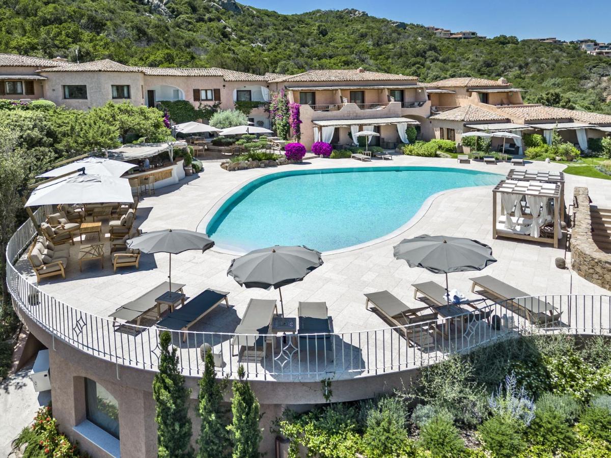 Een luchtfoto van een zwembad met parasols. bij Relais Villa Carola in Porto Cervo