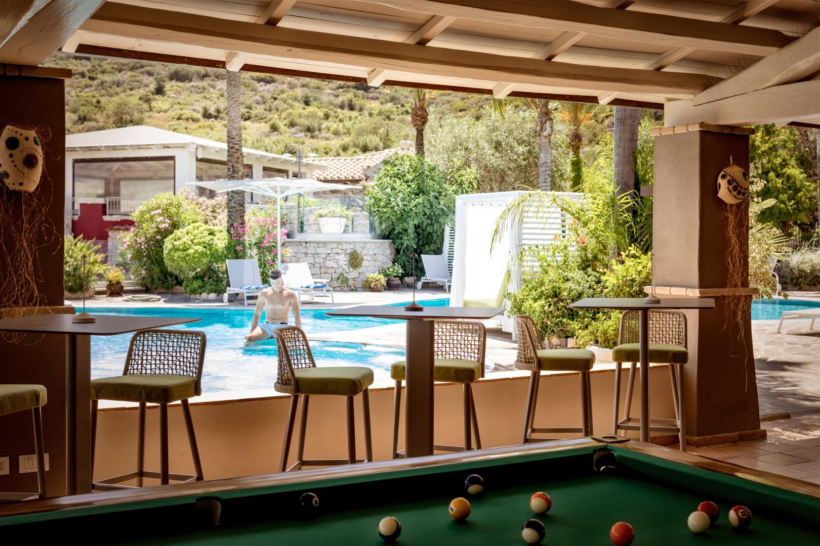 Zwembad omringd door palmbomen — Cruccuris Resort