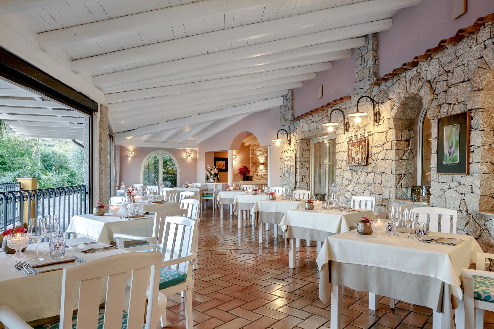 Restaurant met gedekte tafels — Cruccuris Resort