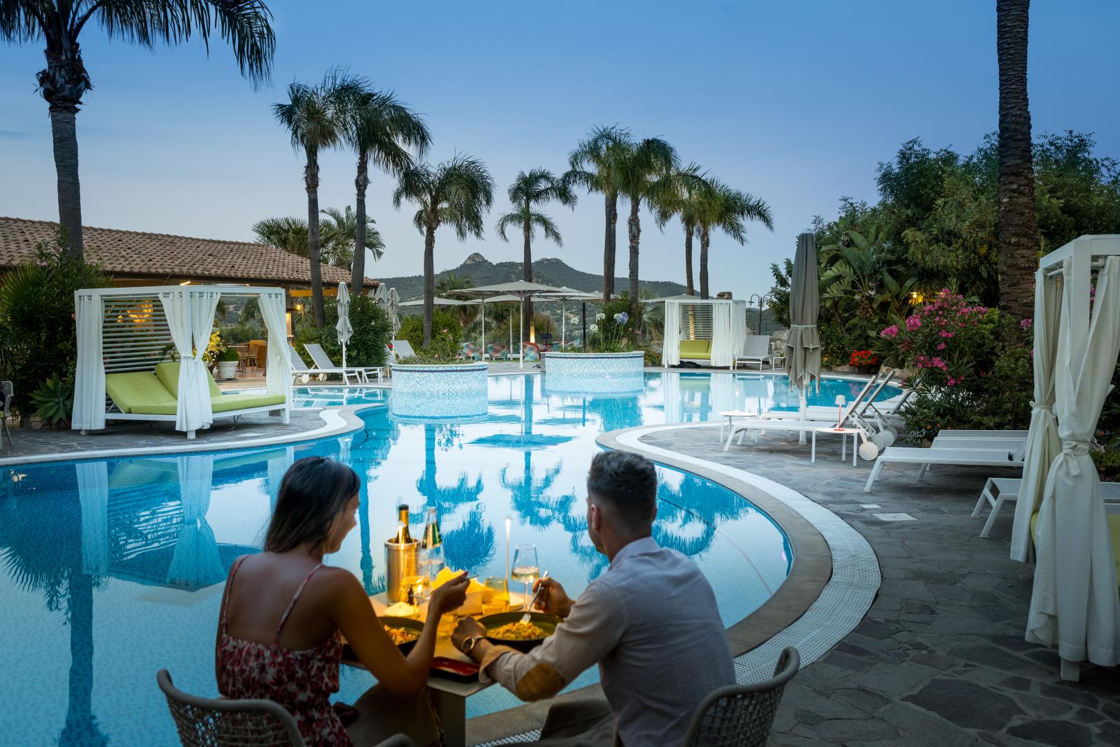 Buitenzwembad met ligbedden — Cruccuris Resort