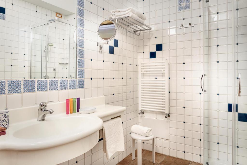Badkamer met inloopdouche — Cruccuris Resort