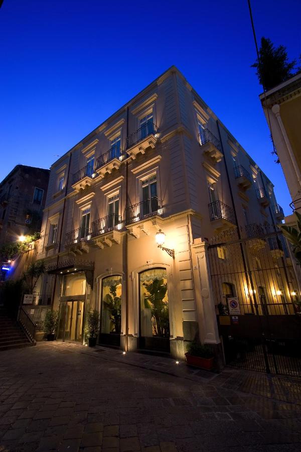 een groot wit gebouw met verlichting 's nachts bij Il Principe Hotel Catania in Catania