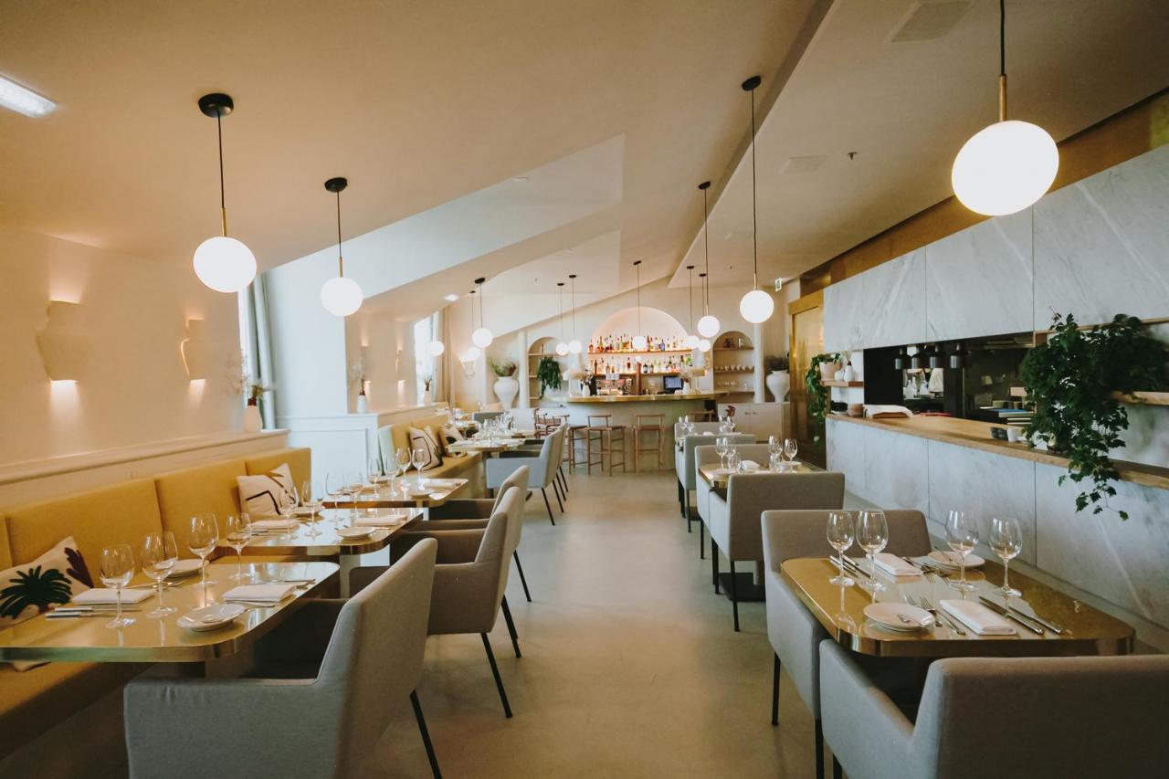 een restaurant met tafels en stoelen en een bar bij The Lumiares Hotel & Spa - Small Luxury Hotels Of The World in Lissa