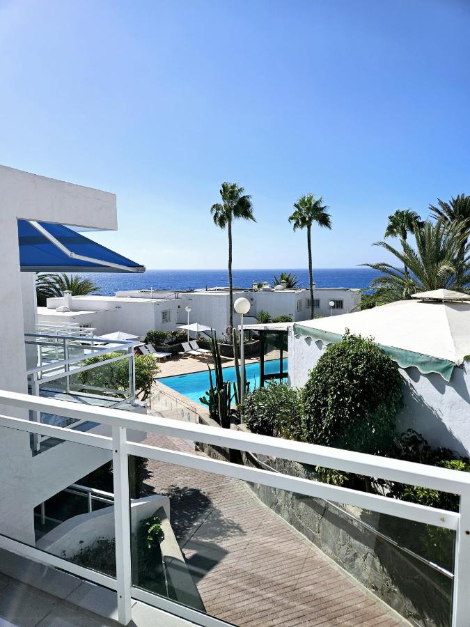 een balkon van een huis met uitzicht op de oceaan bij Acapulco Ocean View in San Agustin