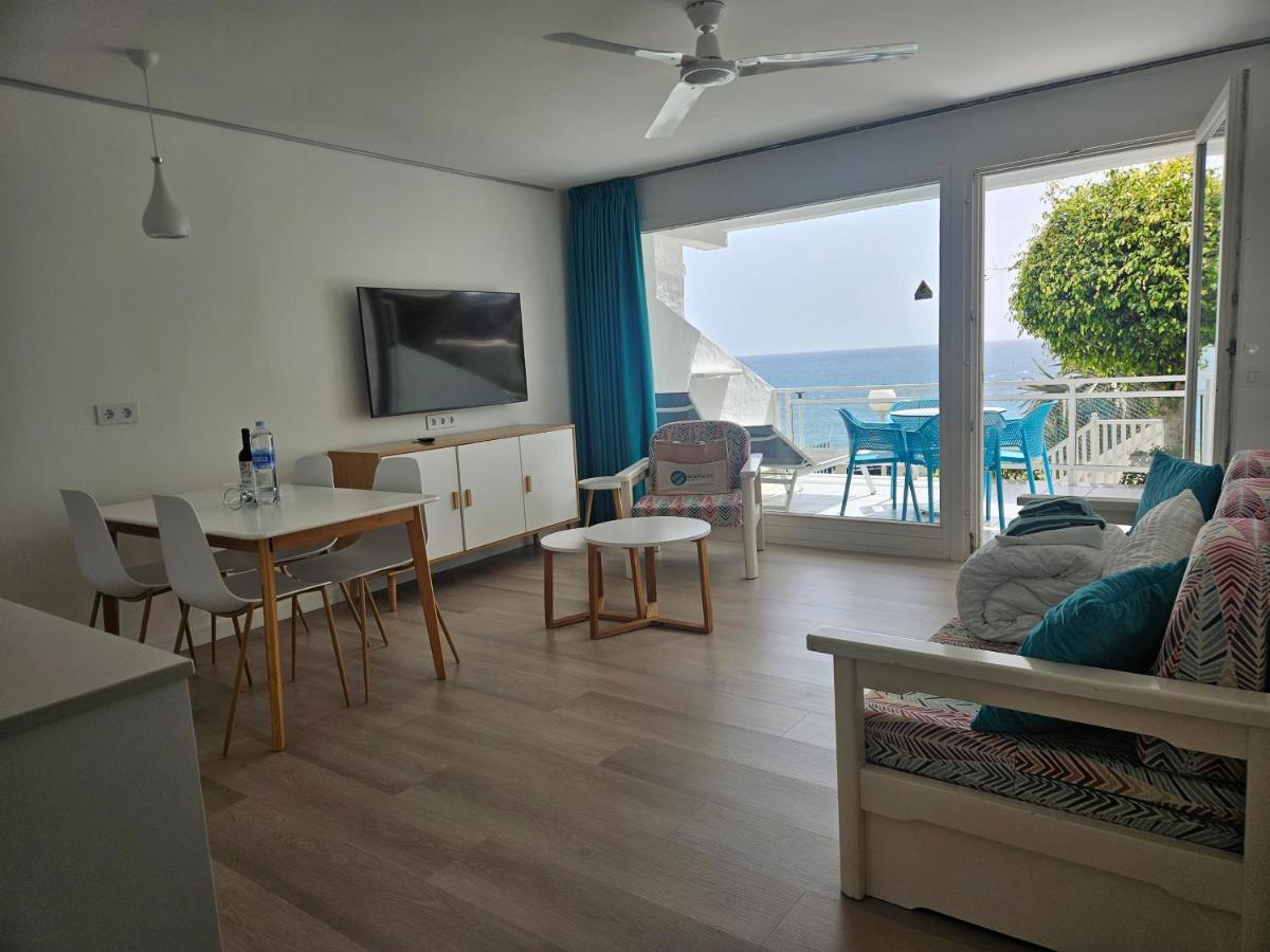 een woonkamer met uitzicht op de oceaan bij Acapulco Ocean View in San Agustin +134 foto's