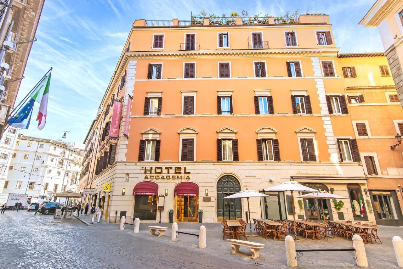 een groot gebouw met tafels en parasols aan een straat bij Hotel Accademia in Rome
