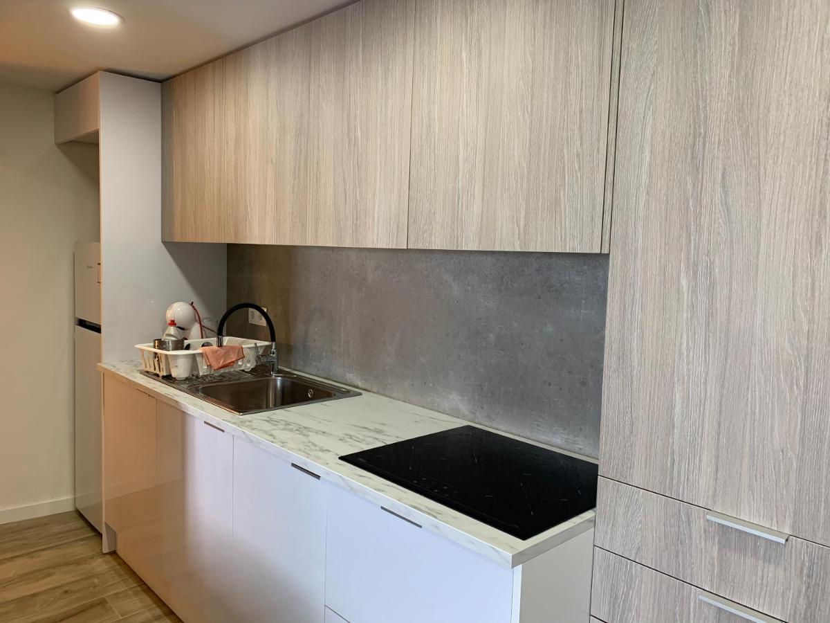 een keuken met een gootsteen en een aanrechtblad bij CASA DAS CEGONHAS in Faro