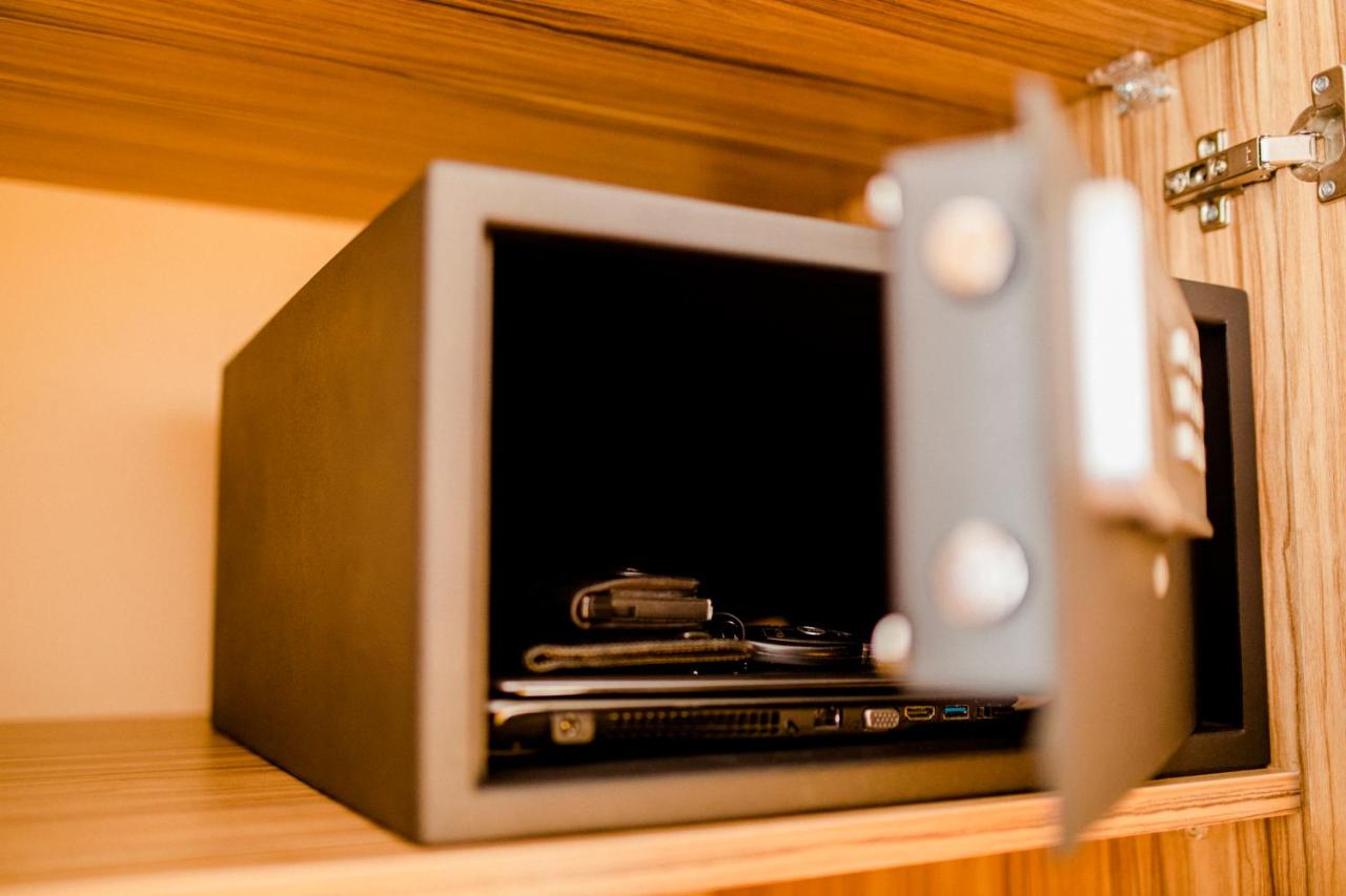 een kleine televisie met een videogame erop bij Gülec Konak Hotel in Istanbul
