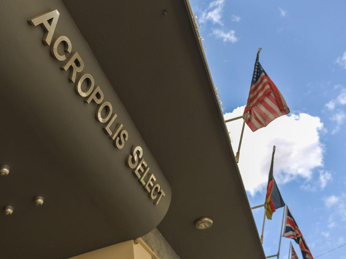 een bord van de motorclub met vlaggen op de achtergrond bij Acropolis Select in Athene