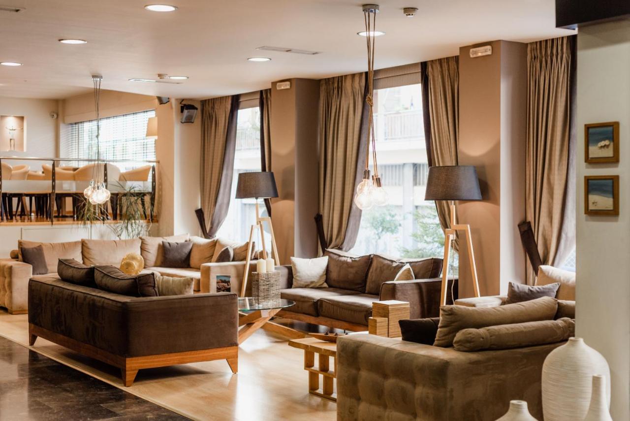 een woonkamer met twee banken en een tafel bij Acropolis Select in Athene