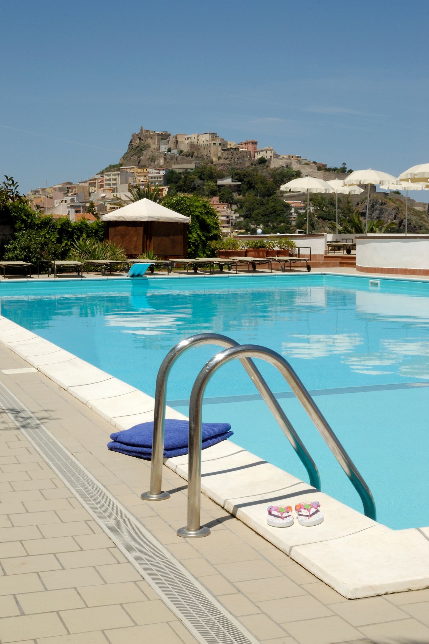 Buitenzwembad met ligbedden — Hotel Pedraladda