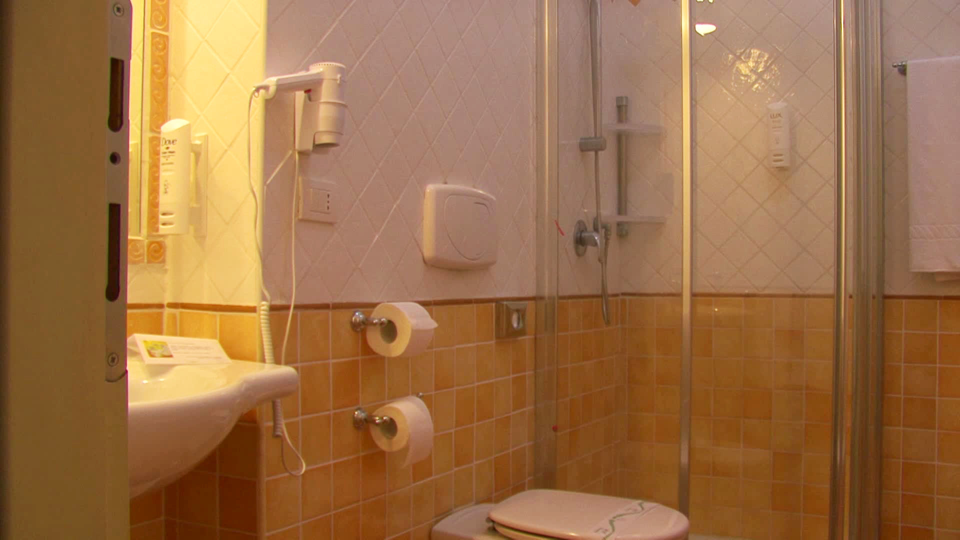 Badkamer met inloopdouche — Hotel Pedraladda