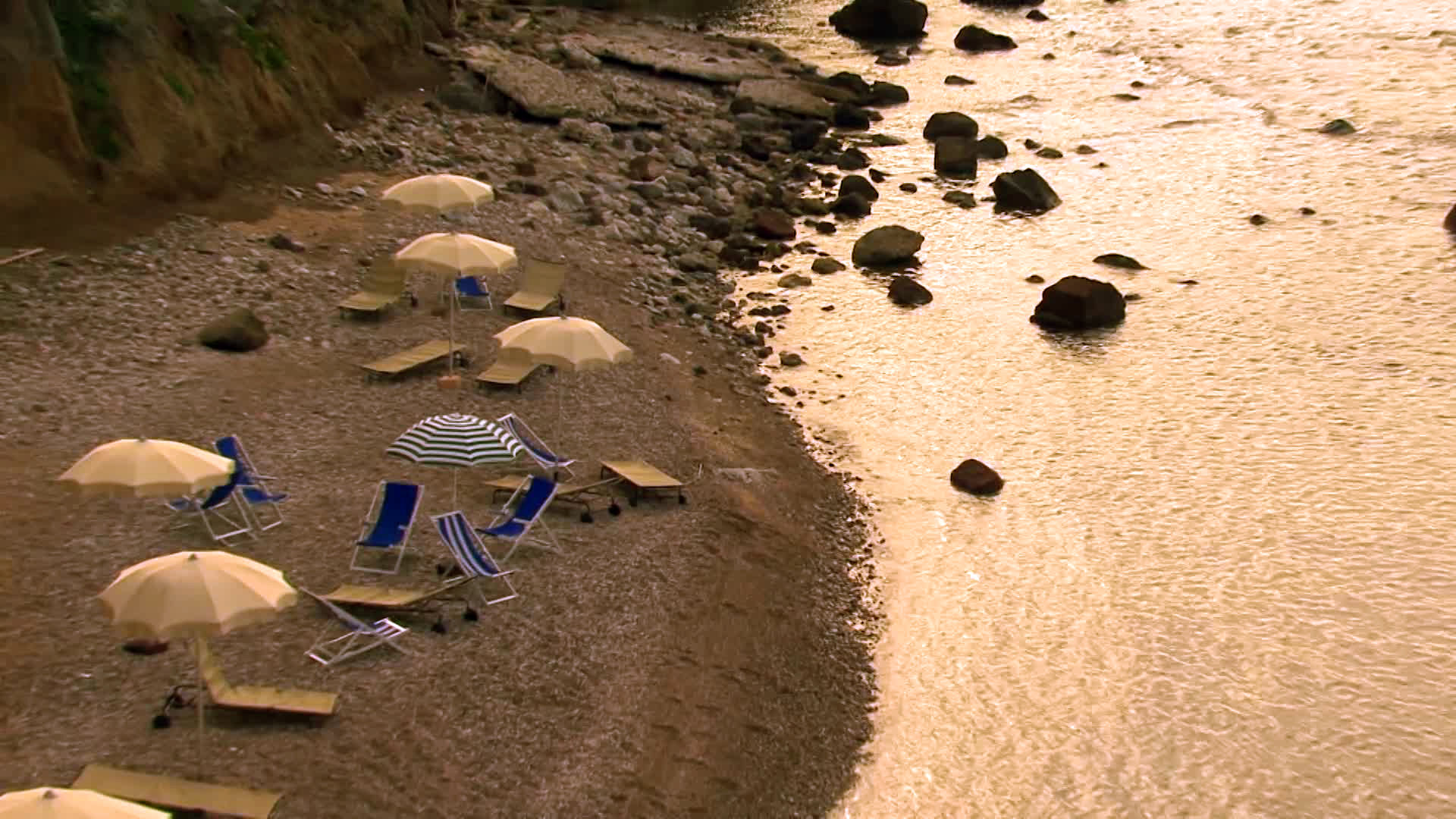 Privéstrand met parasols — Hotel Pedraladda
