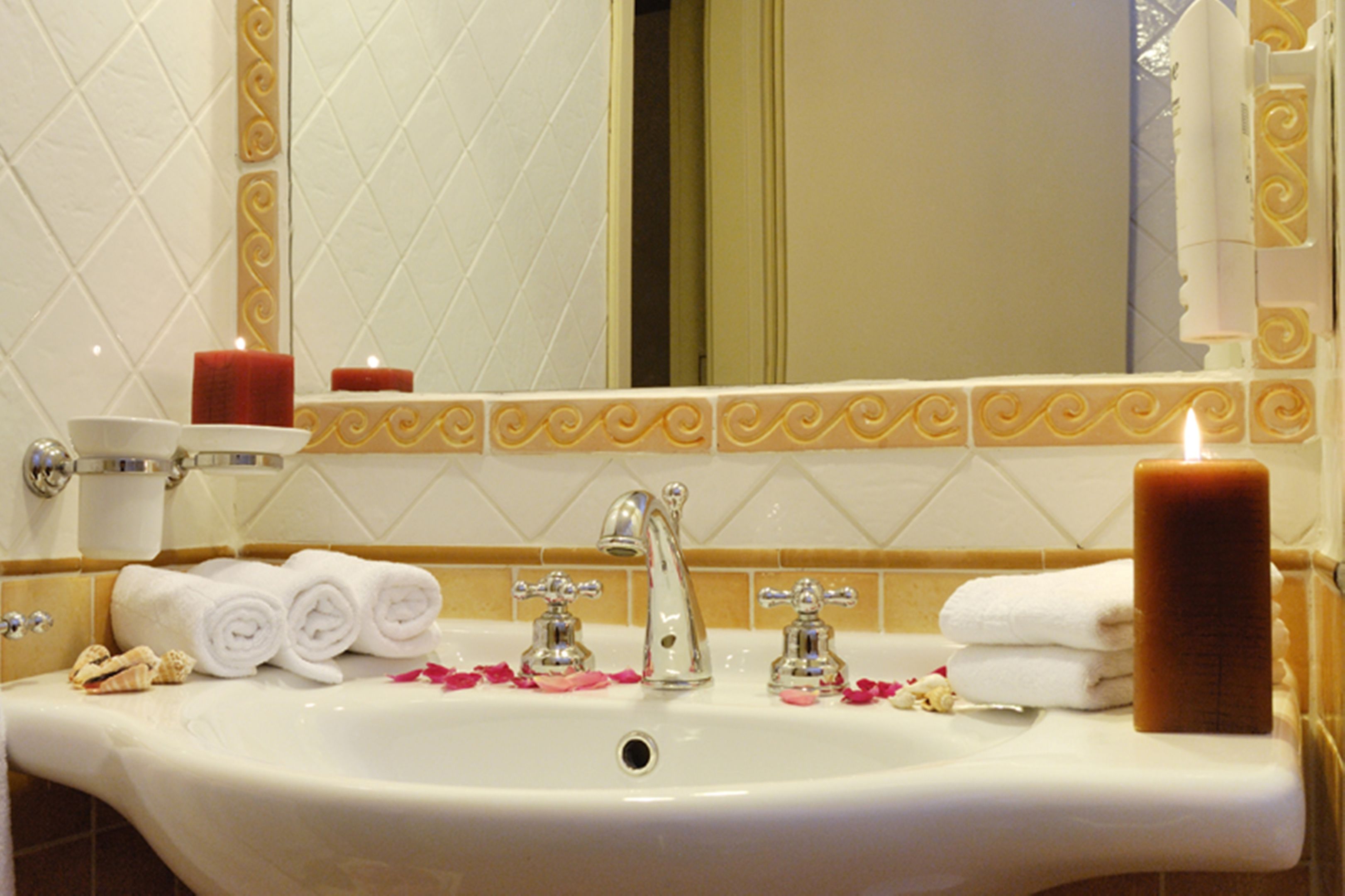 Badkamer met ligbad — Hotel Pedraladda