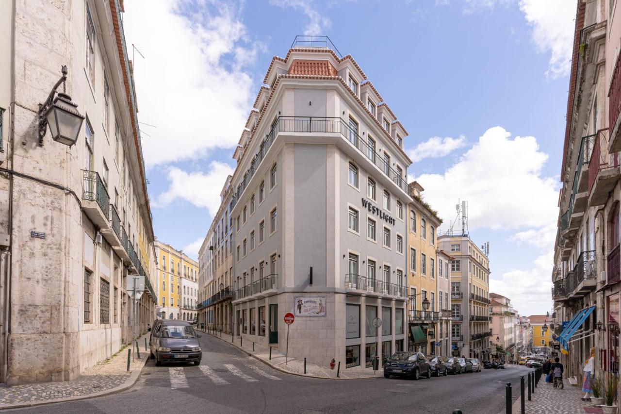 een hoog wit gebouw aan een stadsstraat bij Westlight Lisboa Madalena in Lissabon