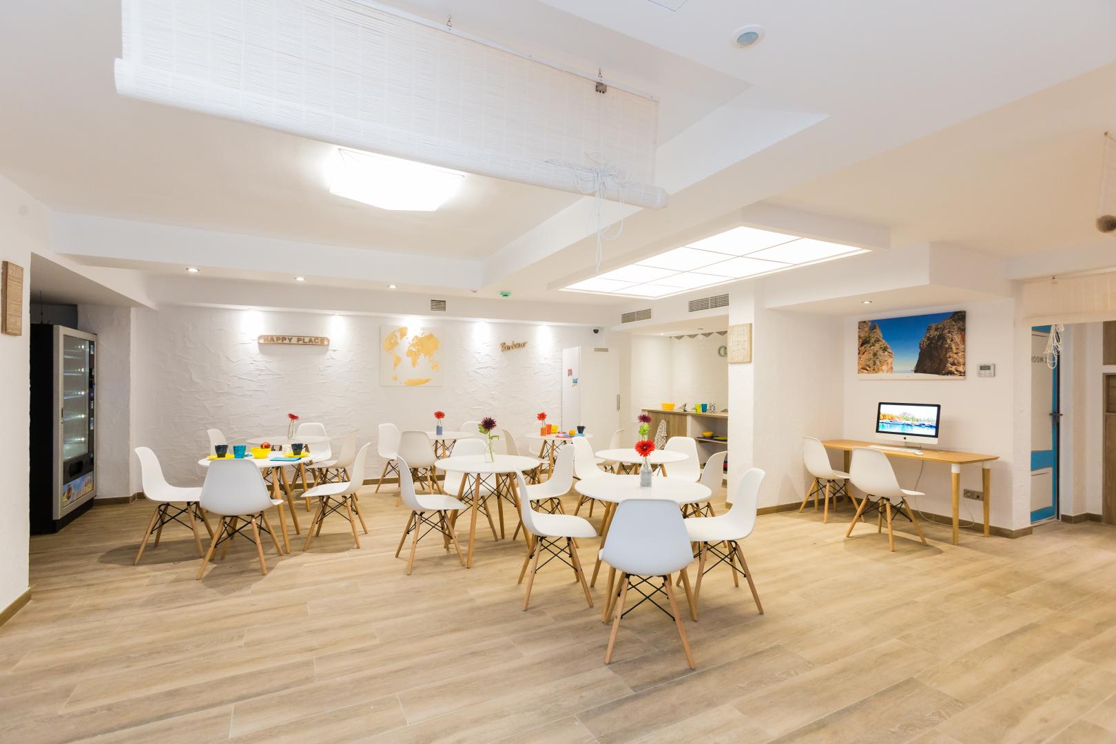 Restaurant met gedekte tafels — Singular Hostel By Eurotels