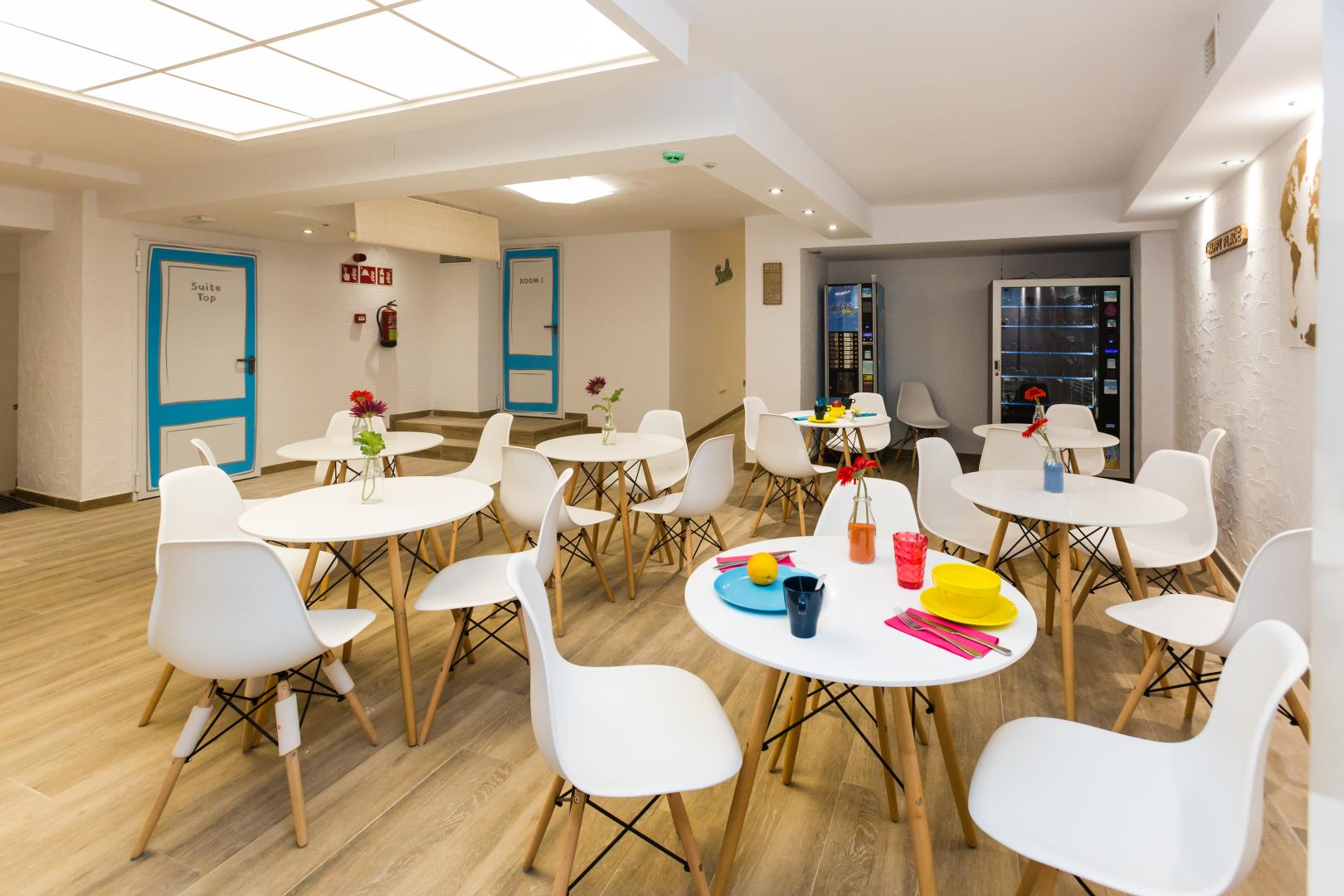 Restaurant met gedekte tafels — Singular Hostel By Eurotels