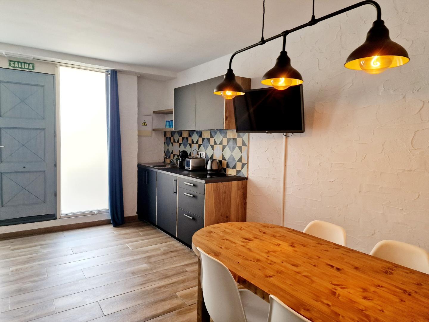 Bar met drankenselectie — Singular Hostel By Eurotels