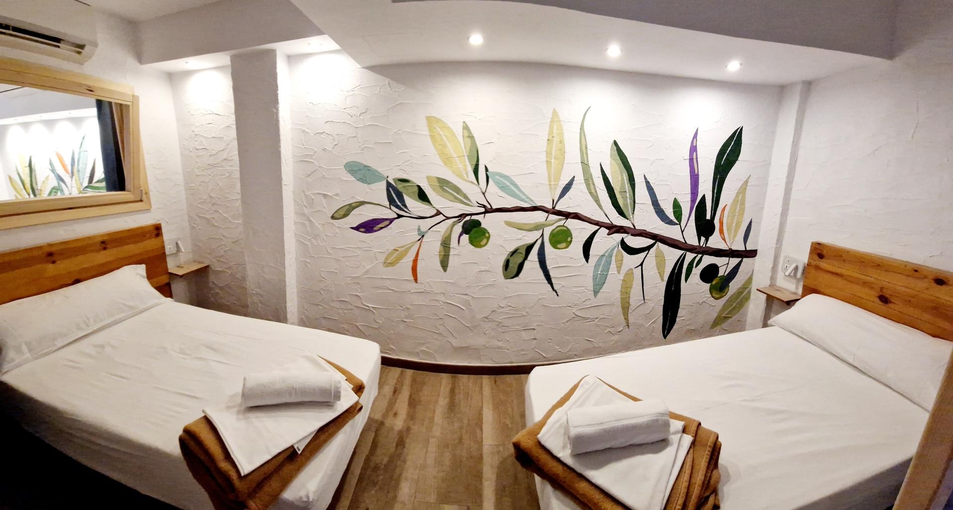 Restaurant met gedekte tafels — Singular Hostel By Eurotels