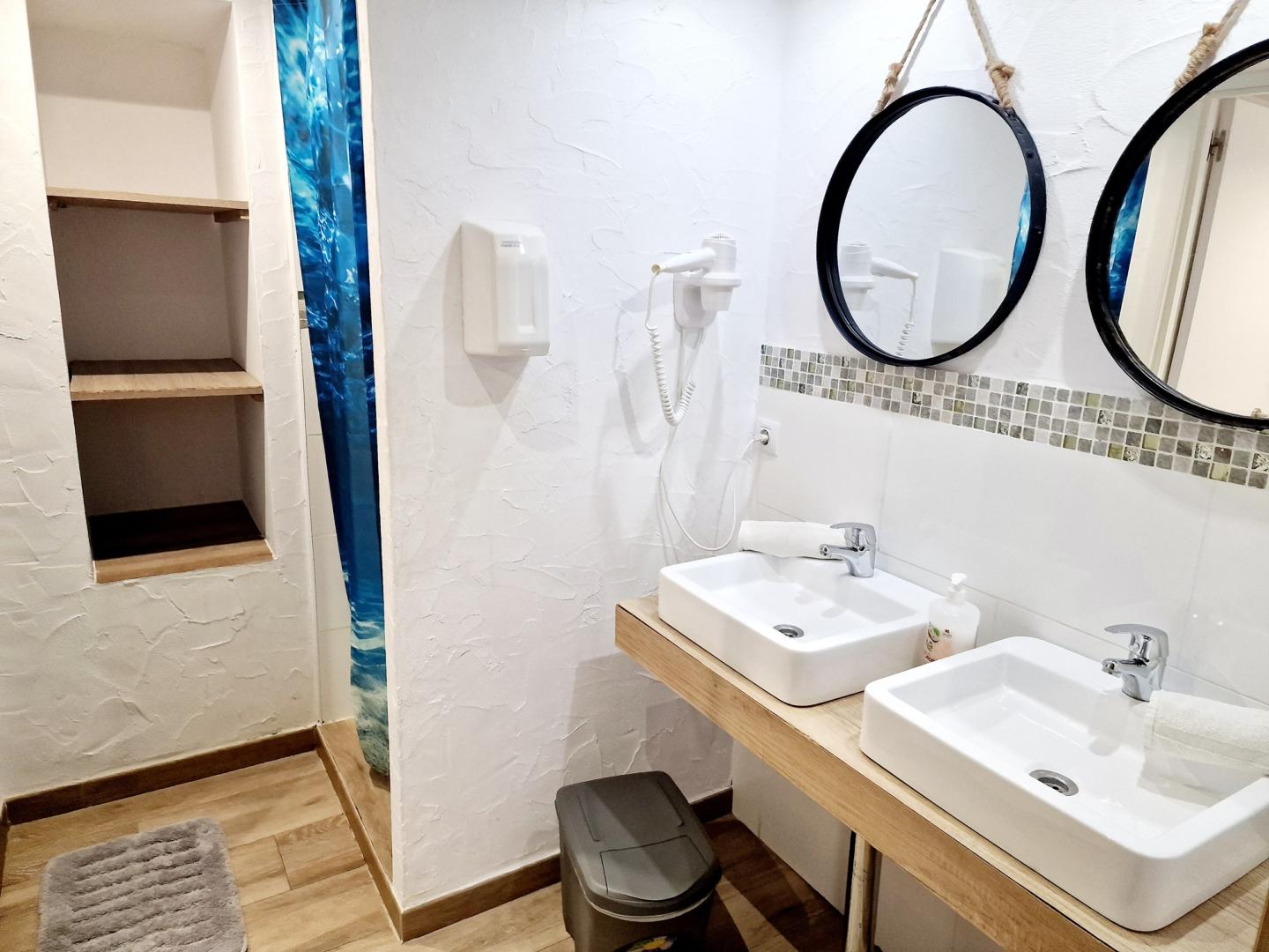 Badkamer met inloopdouche — Singular Hostel By Eurotels