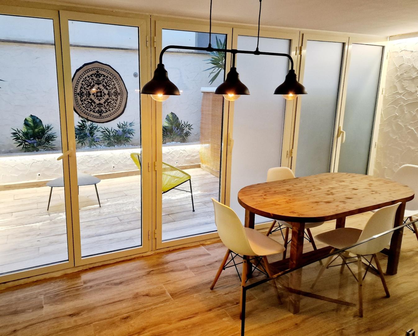 Restaurant met gedekte tafels — Singular Hostel By Eurotels