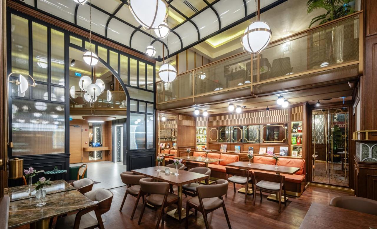 een restaurant met tafels, stoelen en ramen bij Hotel Momento Golden Horn in Istanbul