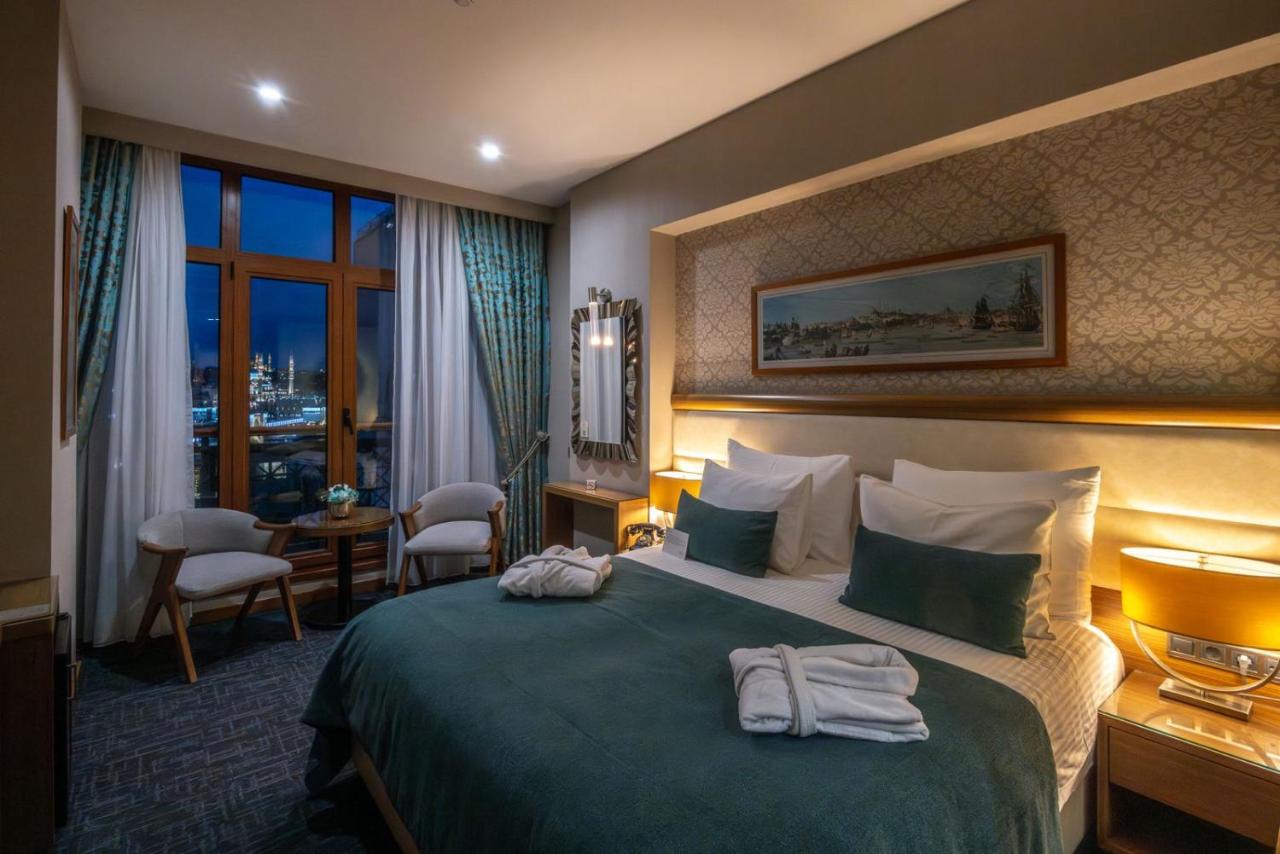 een hotelkamer met een bed en handdoeken erop bij Hotel Momento Golden Horn in Istanbul +97 foto's