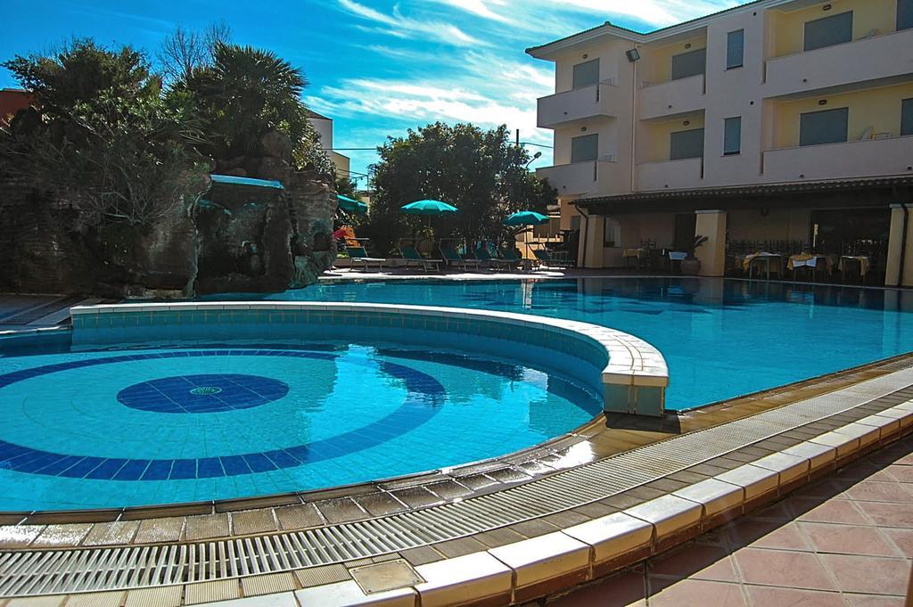 Buitenzwembad met ligbedden — Hotel Maria Rosaria