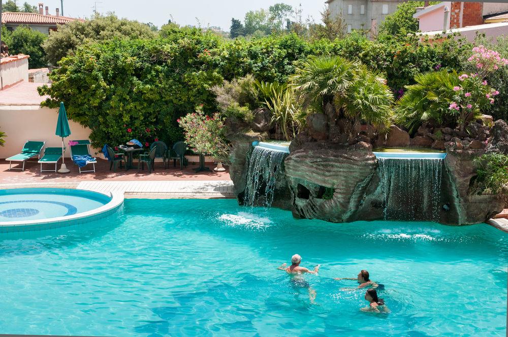 Zwembad omringd door palmbomen — Hotel Maria Rosaria