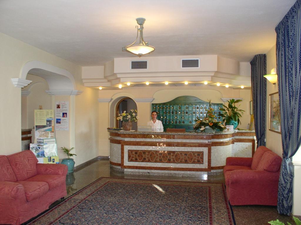 Lobby met receptie — Hotel Maria Rosaria