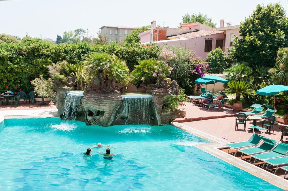 Zwembad omringd door palmbomen — Hotel Maria Rosaria