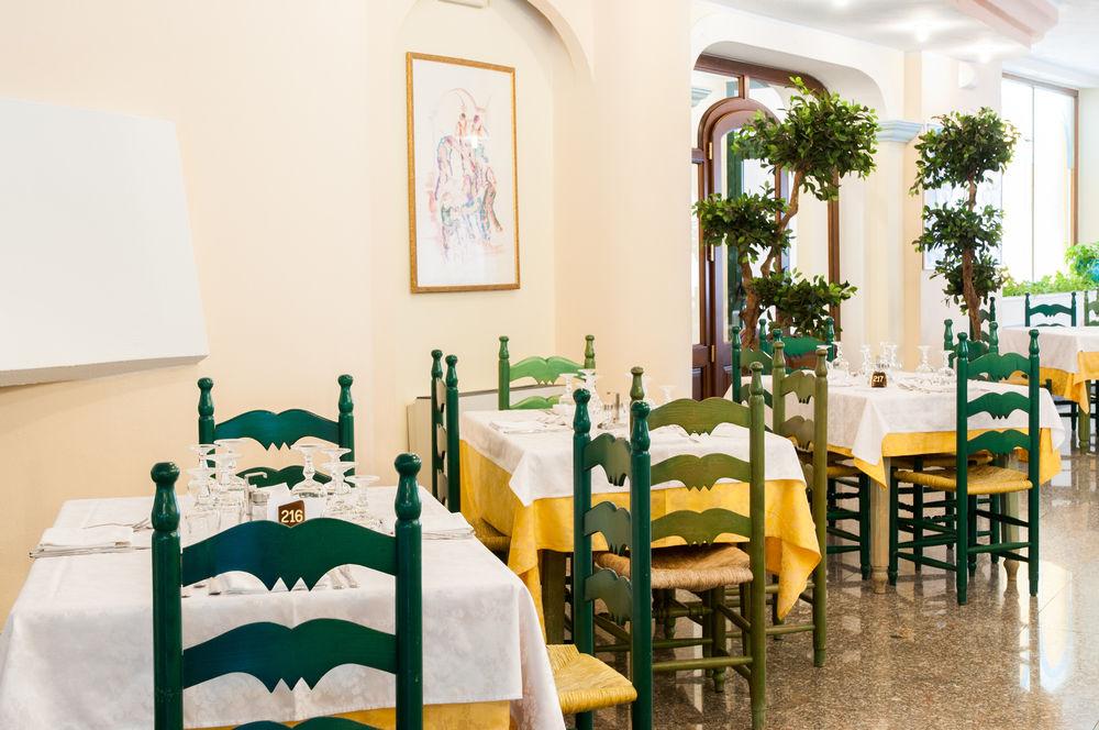 Restaurant met gedekte tafels — Hotel Maria Rosaria