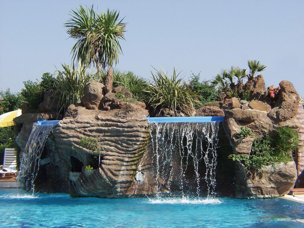 Zwembad omringd door palmbomen — Hotel Maria Rosaria