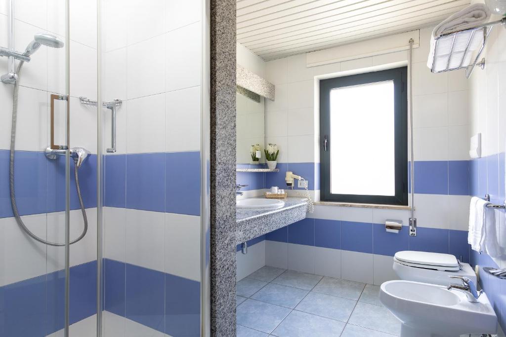 Badkamer met inloopdouche — Hotel Maria Rosaria