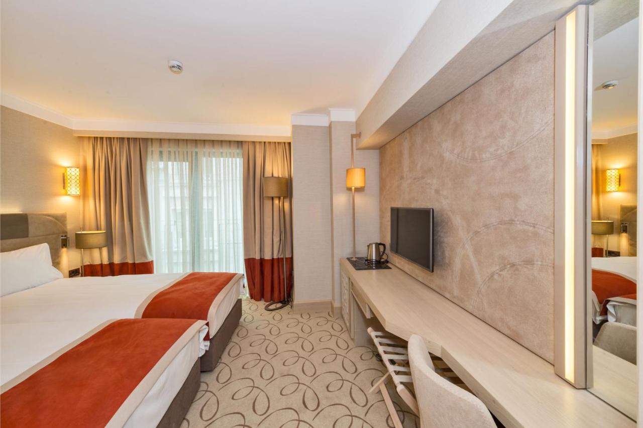 een hotelkamer met twee bedden en een flatscreen-tv bij MAREPARK Hotel & SPA in Istanbul