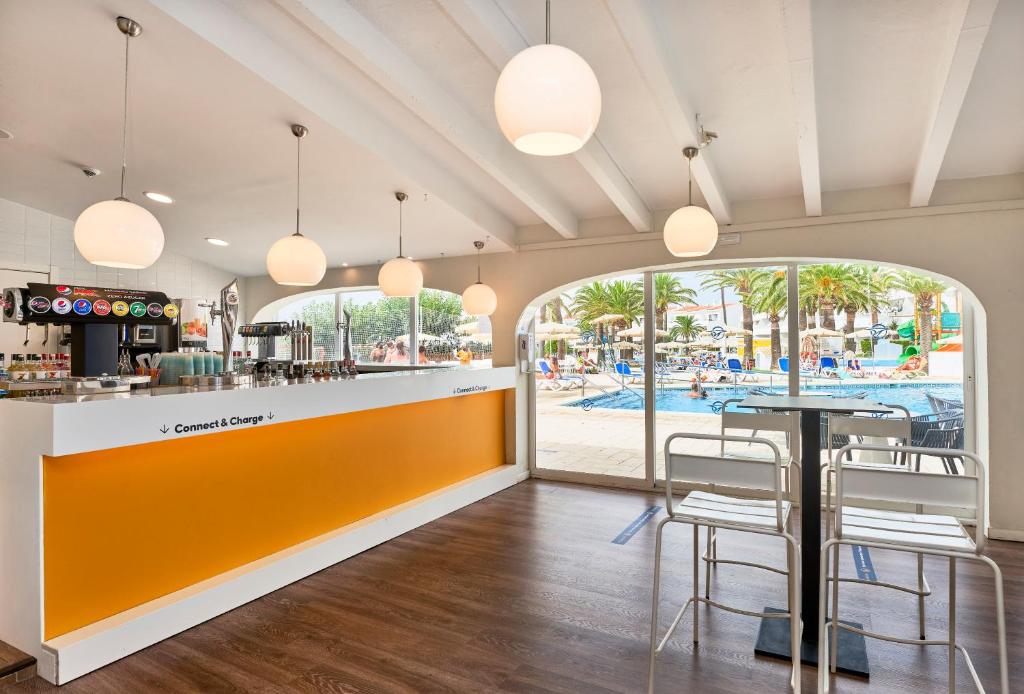 Globales los Delfines image 2