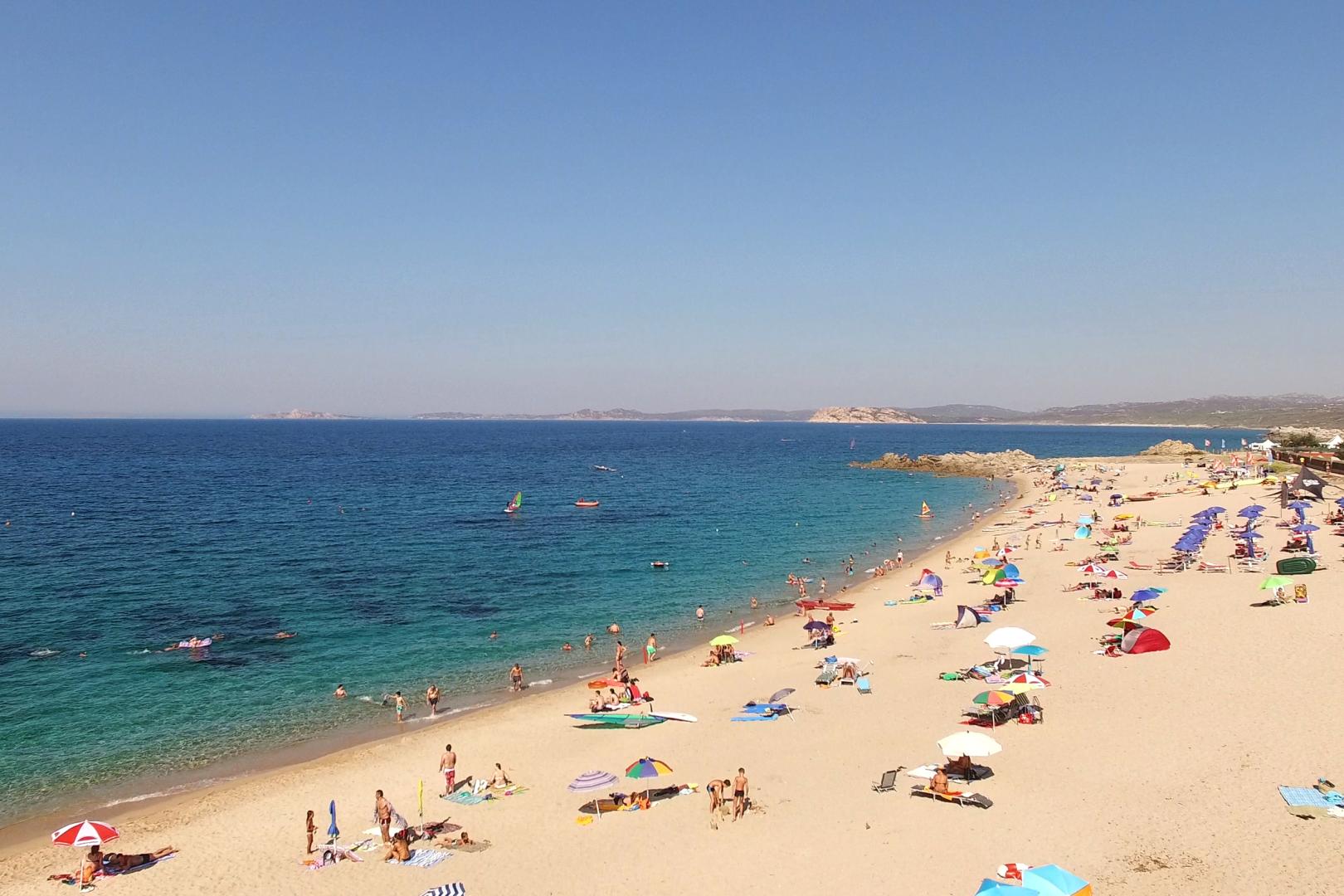 Wit zandstrand met turquoise water — Camping Village Baia Blu La Tortuga